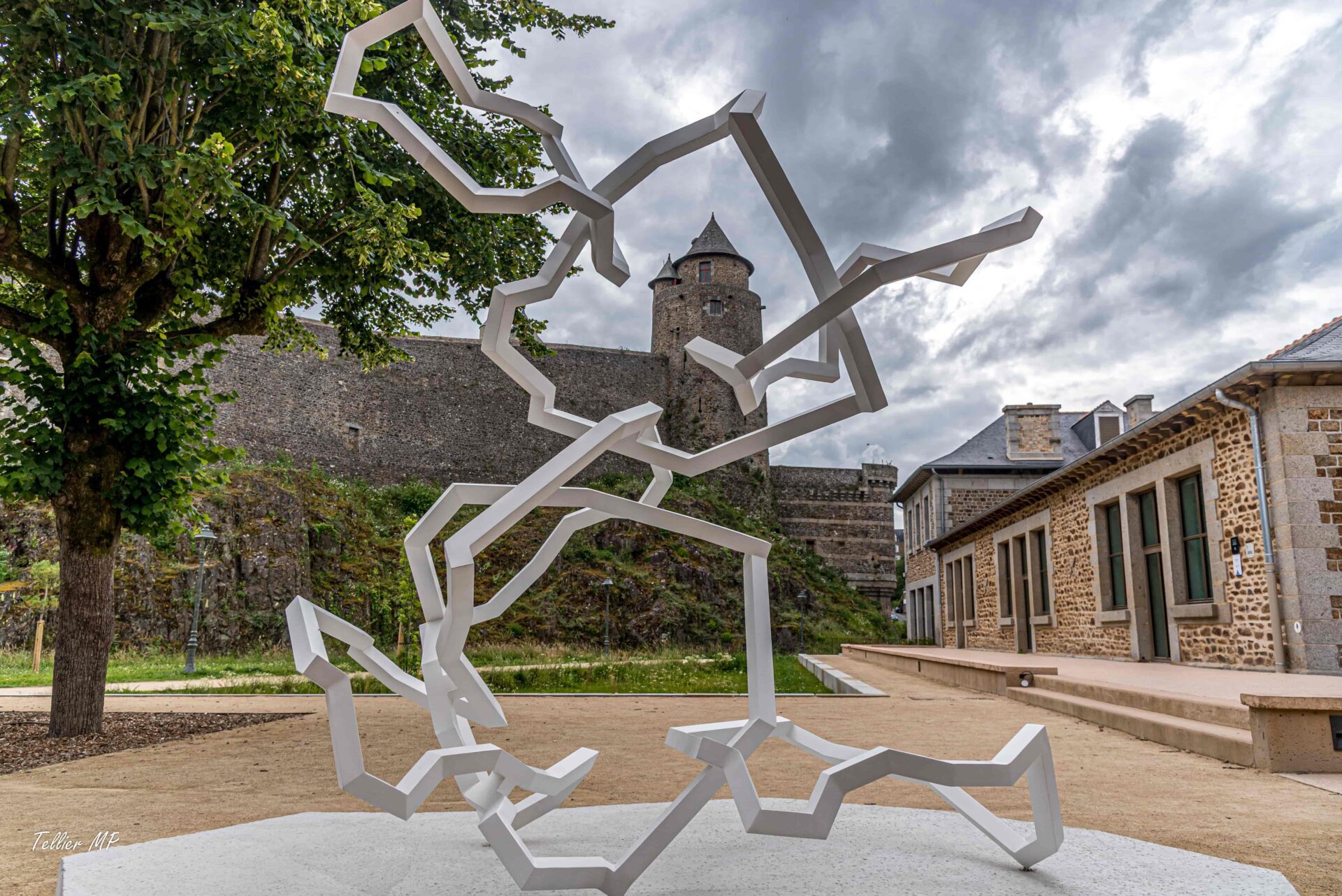 Une œuvre de la Coursive, au pied du château