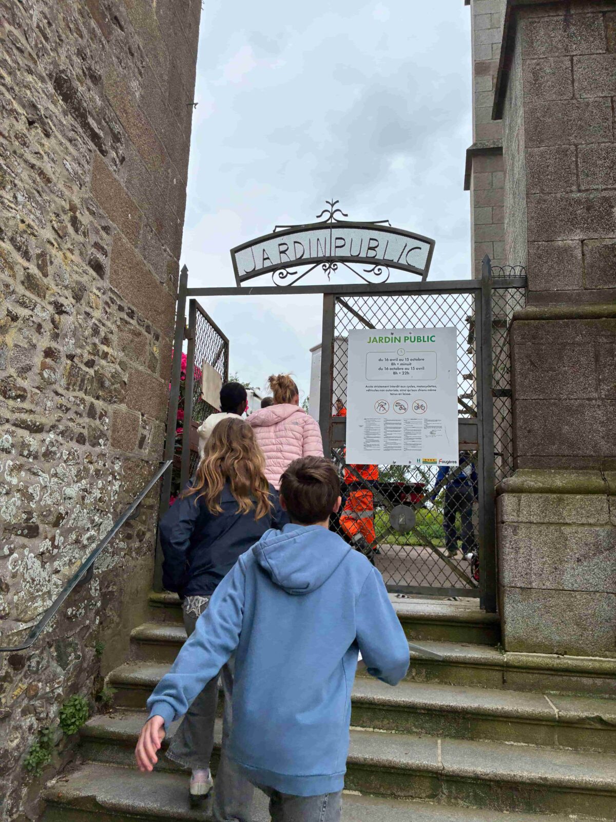 Des collégiens en exploration au jardin public