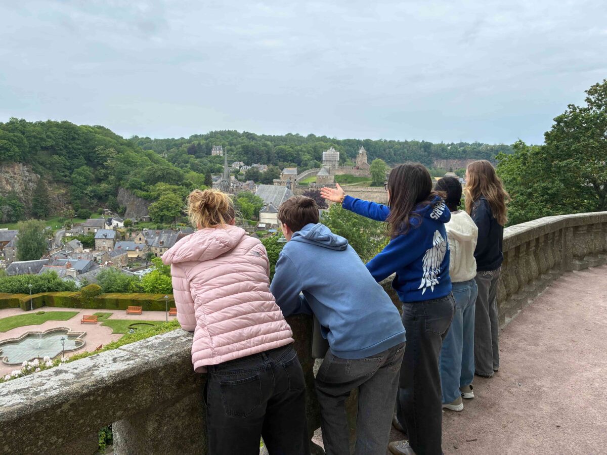 Visite de lycéens et lycéennes à Fougères